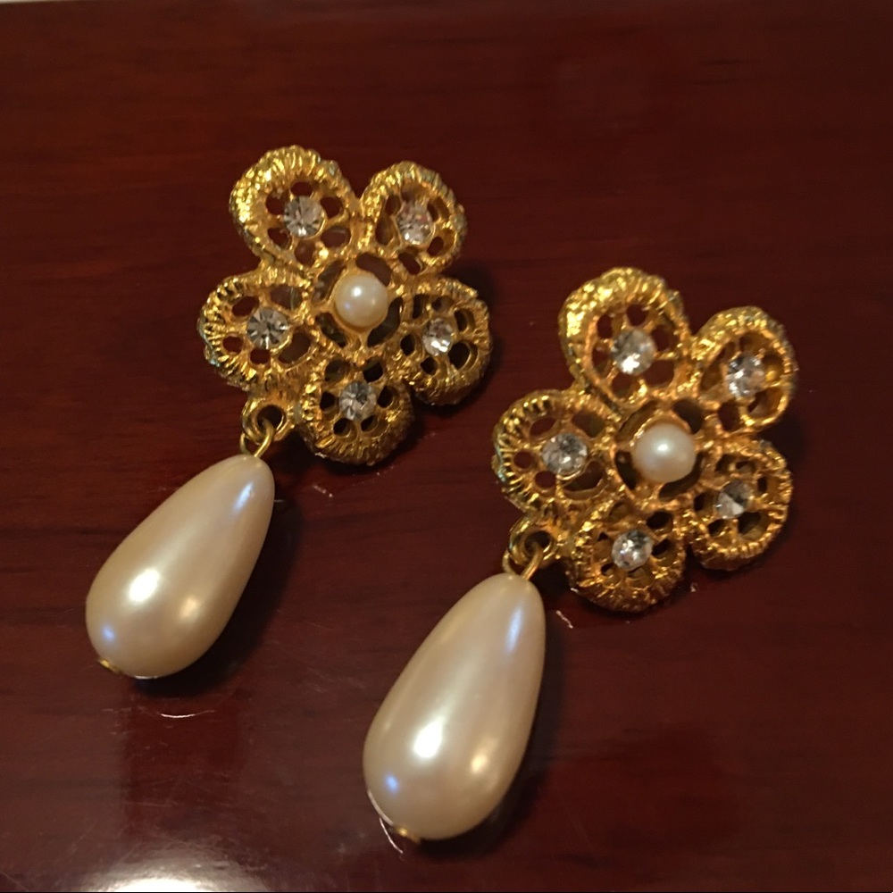 ❌🛑SOLD🛑❌Pearl & Crystal Stone Flower Dangle Earrings